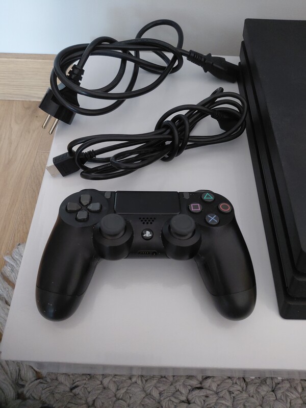 Elbląg Sprzedam konsolę PS 4 Pro 1 TB stan jak na załączonych zdjęciach