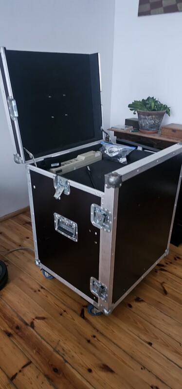 Elbląg Walizka skrzynia uchwyt koła sprzęt estradowy
54x61x70 cm.