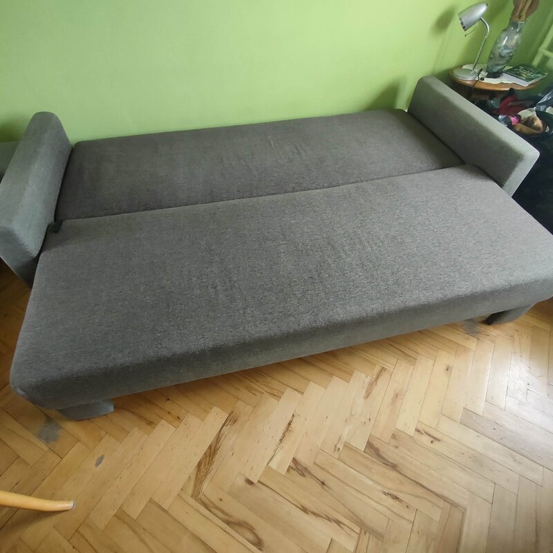 Elbląg Sprzedam kanapę. Złożona ma wymiary 2,20 x 0,90.Powierzchnia spania szeroka na 1,40.Odbiór osobisty i transport