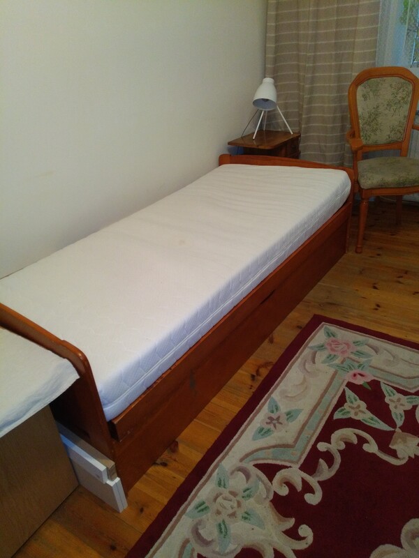 Elbląg Sprzedam tapczan jednoosobowy z materacem, 90 x200 cm. Materac ma ściągany pokrowiec. Tapczan - lite drewno.