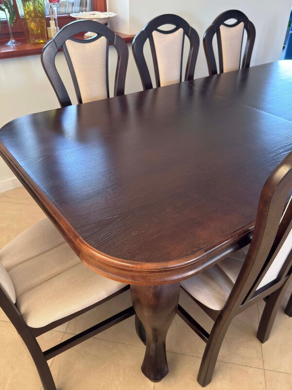 Elbląg Sprzedam stół w komplecie z 8 krzesłami dębowy zadbany; w bardzo dobrym stanie; stół z możliwością rozłożenia z