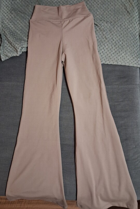 Elbląg Sprzedam 2 pary spodni dla dziewczynki rozm 146/152,dzwony szare i dresowe bez. Zainteresowane osoby zapraszam