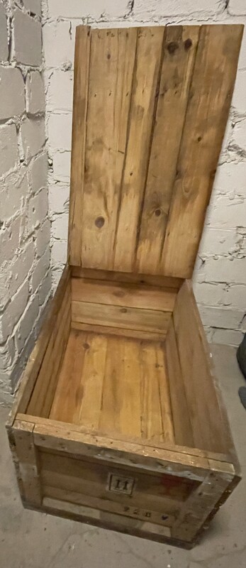 Elbląg Sprzedam skrzynię drewnianą o wymiarach:
dł.80 cm x szer.49 x wys.47