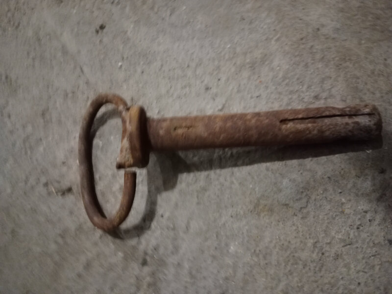 Elbląg Mam do sprzedania porządny gruby bolec do przyczepy lub blokowania innych elementów.
Trzpień może służyć