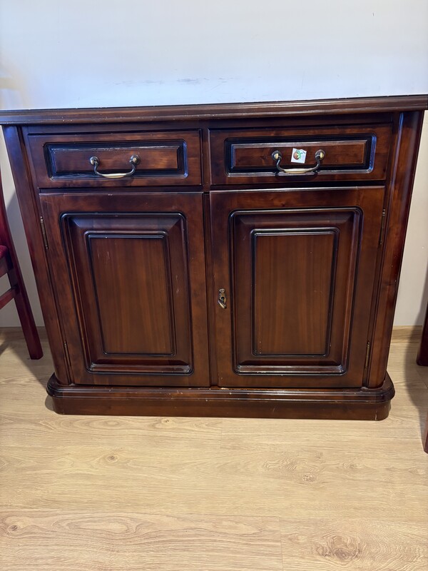 Elbląg Zestaw mebli drewnianych Aron marki Swarzędz S. A. (Olcha/orzech)
W skład zestawu wchodzą:
Witryna