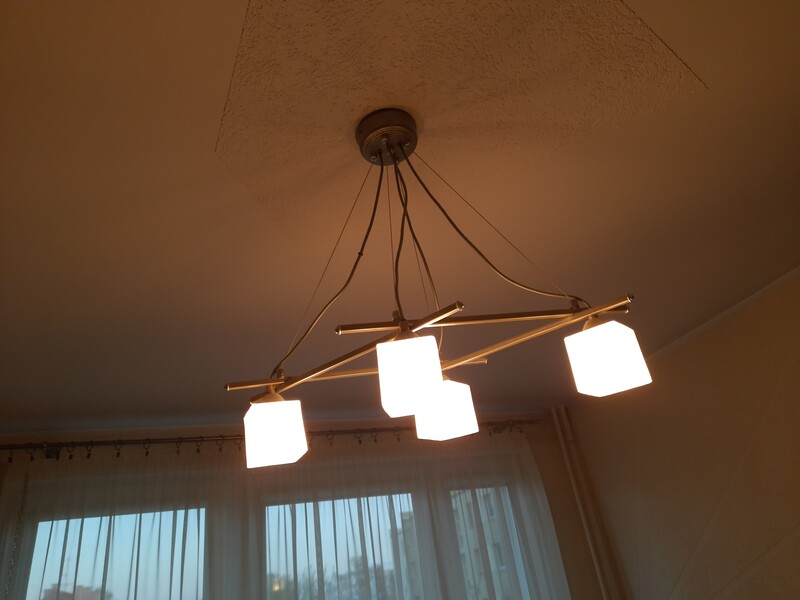 Elbląg Żyrandol, lampa sufitowa widoczna na zdjęciu. Sprzedam bo jestem przed remontem pokoju i chcę ją zmienić.