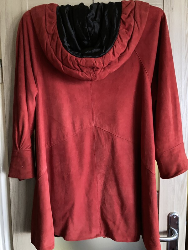 Elbląg Kurtka damska wiosna/jesień, czerwony zamsz, rozm.44-46,na 3 guziki, kapturem, z kieszeniami.