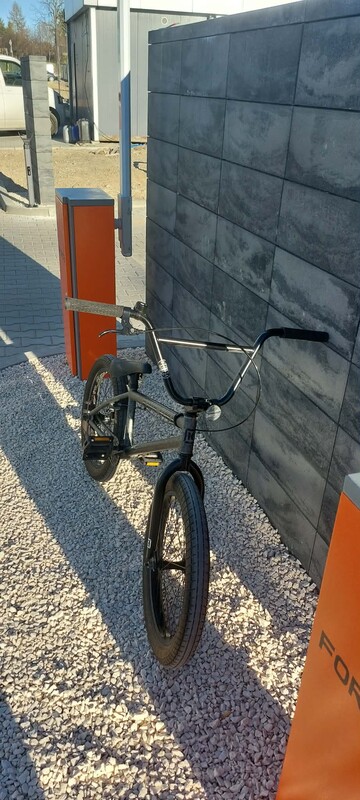 Elbląg Sprzedam rower BMX Kink Curb z 2022 roku w kolorze Matte Brushed Silver. Rower w bardzo dobrym stanie, gotowy