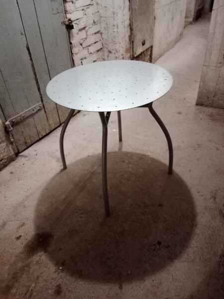 Elbląg Witam sprzedam stolik metalowy. Wymiary wysokość 70 cm, średnica 70 cm odległość nóżek 60 cm x 60 cm. Jeśli
