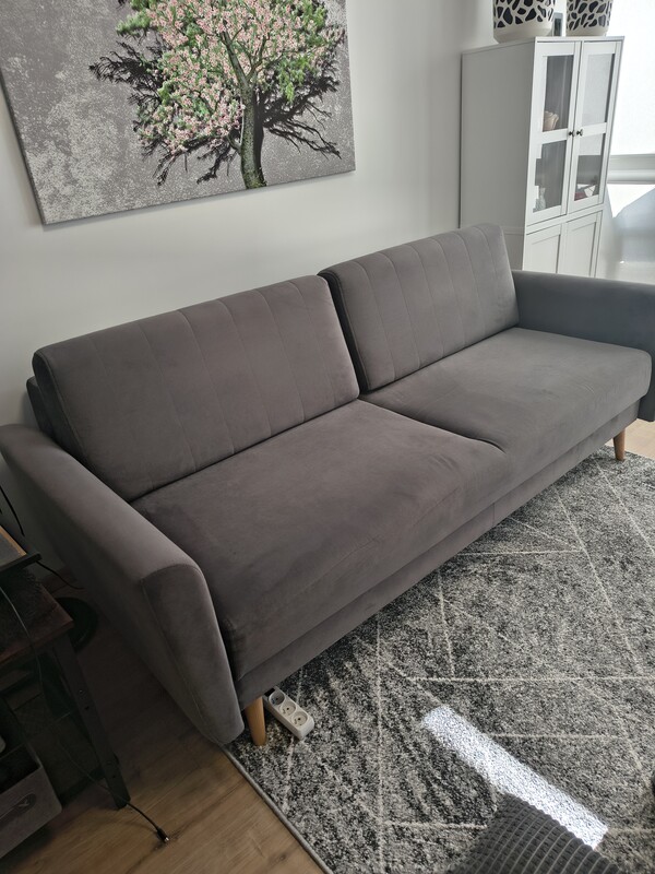 Elbląg Wygodna sofa w bardzo dobrym stanie. Idealna do salonu lub pokoju gościnnego. Szara.
Nie posiada żadnych dziur