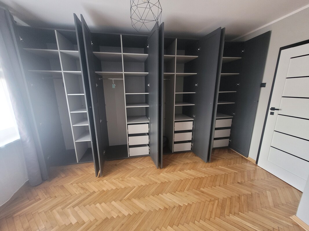 Elbląg BEZPOŚREDNIO! Gotowe do zamieszkania, 2-pokojowe mieszkanie z prywatnym parkingiem i balkonem tuż przy