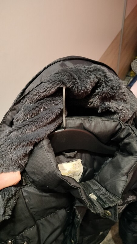 Elbląg Sprzedam kurtkę zimową ocieplaną futerkiem z odpinanym kapturem. Rozmiar 152.Stan bardzo dobry. Po jednym