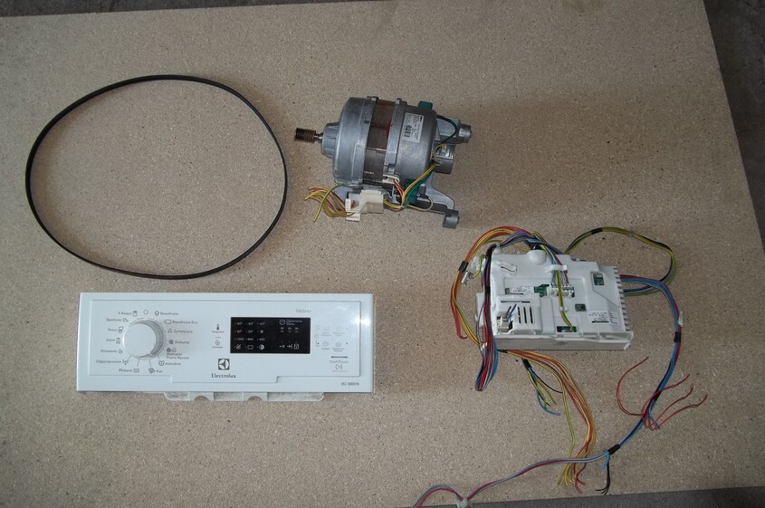 Elbląg Sprzedam części pralki Ariston Margherita2000 i Elektrolux mod. EWT 1062 TDW typ TLP 131351 panel sterowania,