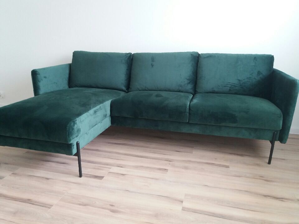 Elbląg NAROŻNIK aksamitny w kolorze butelkowej zieleni o wymiarach 230x140
/ Narożnik nie jest rozkładany/