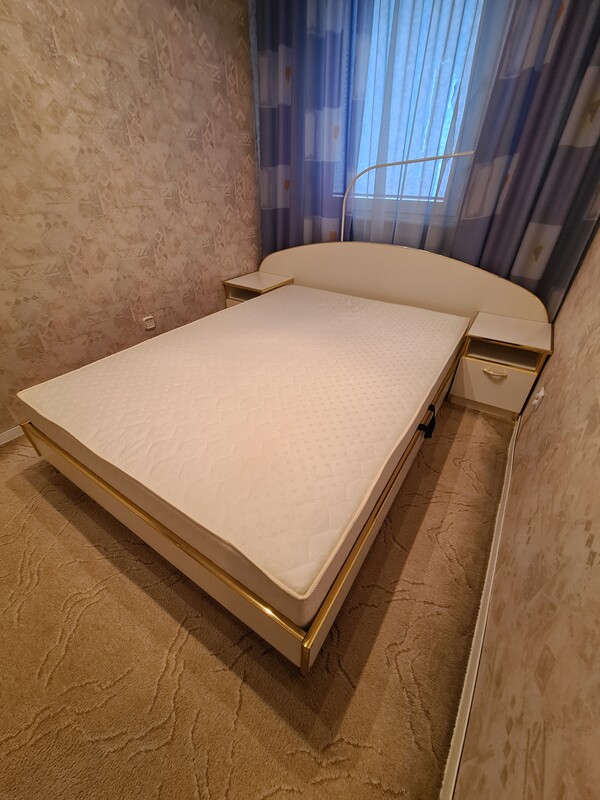 Elbląg Sprzedam używany zestaw sypialniany: Łóżko (skrzynia + materac na ramie) o wymiarach 210 cm x 144,5 cm,