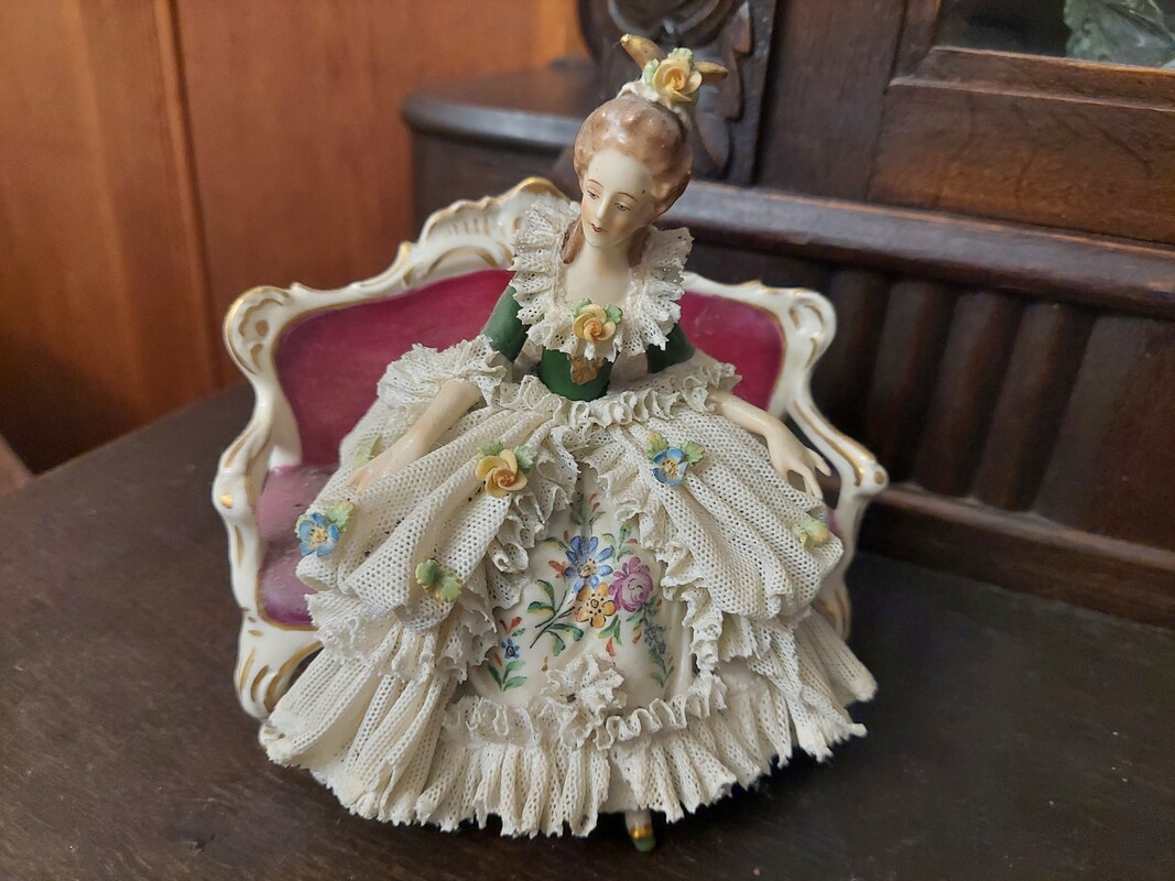 Elbląg PIEKNE LUSTRO-- OKNO.
Z OKIENNICAMI I LUKIEM
FIGURKI PORCELANOWE
KRYSZTALOWE OZDOBY