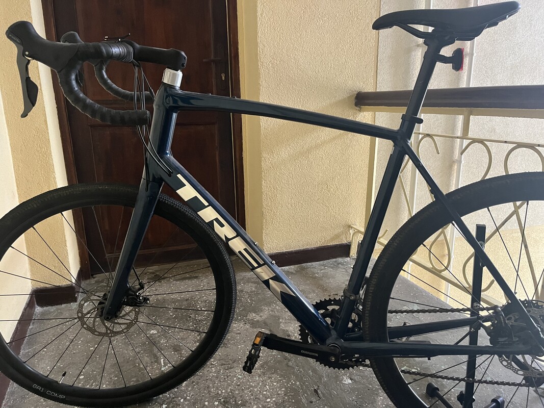 Elbląg Sprzedam rower szosowy Trek Domane AL 2 Disc, rozmiar 61 cm. Rower w stanie bardzo dobrym, zadbany, regularnie
