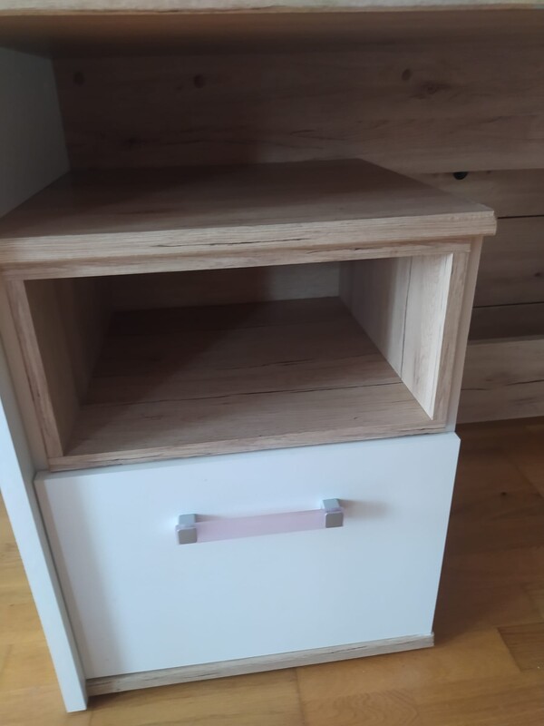 Elbląg Sprzedam biurko używane, drobne ślady użytkowania widoczne na zdjęciach. Biurko z kolekcji Meble Wójcik.