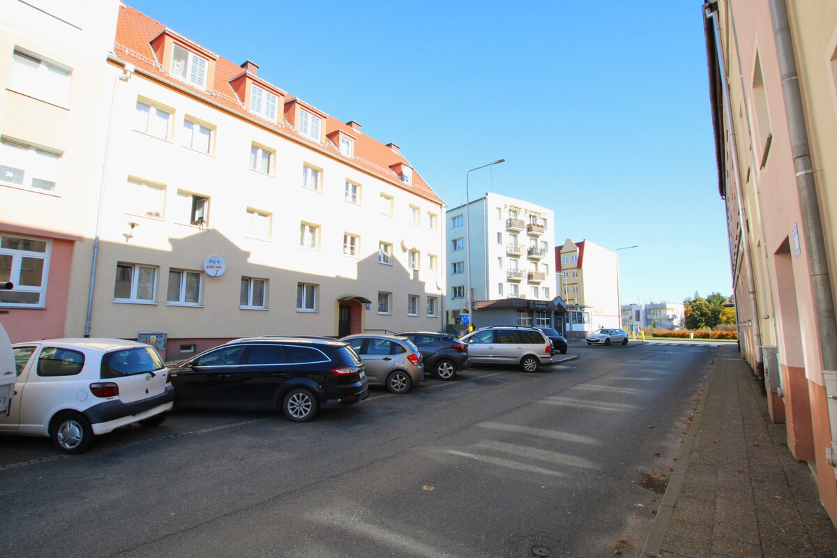 Elbląg NIERUCHOMOŚCI ANNA KRASZEWSKA Trzypokojowe mieszkanie po remoncie na parterze *media miejskie