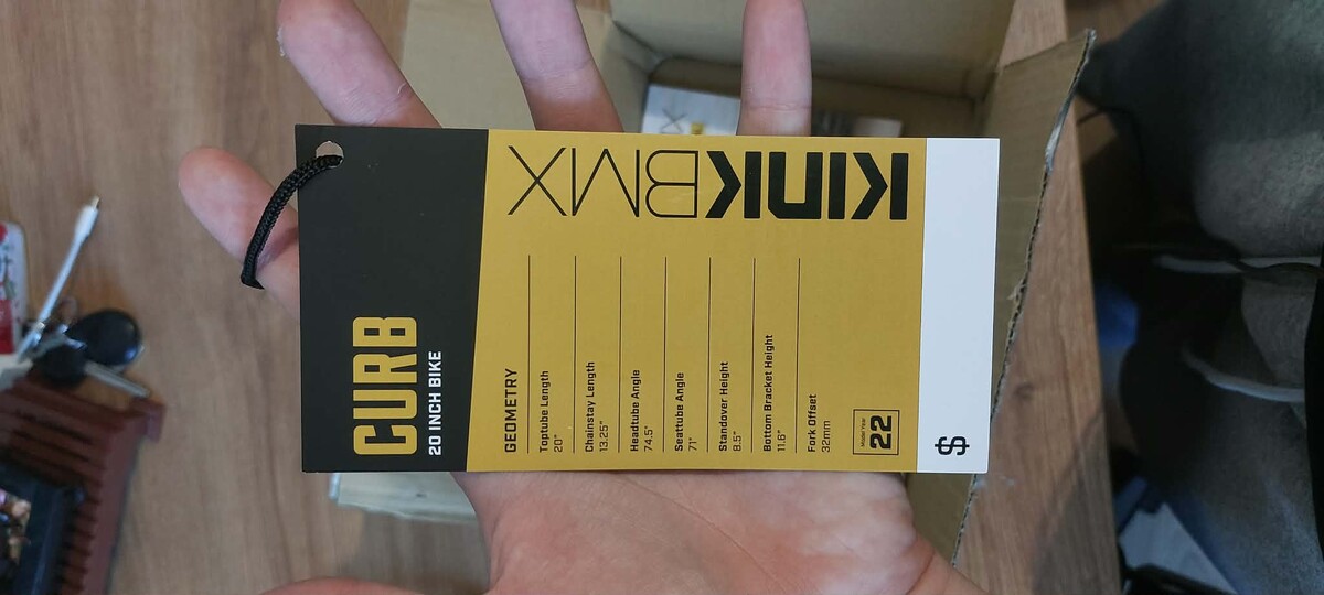 Elbląg Sprzedam rower BMX Kink Curb z 2022 roku w kolorze Matte Brushed Silver. Rower w bardzo dobrym stanie, gotowy