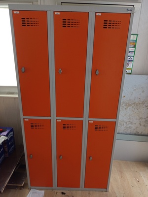 Elbląg Szafa szatnia BHP. Solidny, pomarańczowy metalowy szafka na rzeczy osobiste lub sprzęt. Szafka składa się z