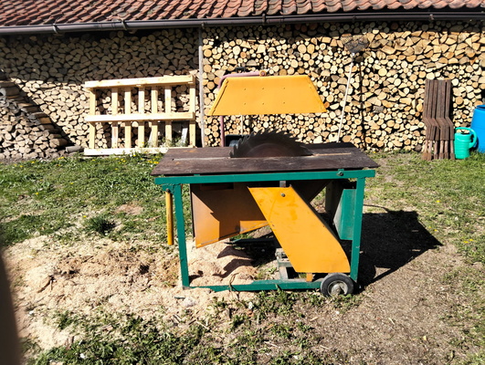 Elbląg Piła do drewna silnik 5,5 KW. 
Konstrukcja fabryczna. 
Dwie tarcze.