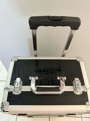 Elbląg Sprzedam kufer przeznaczony dla stylistki paznokci lub makijażystki. Kufer jest w bardzo dobrym stanie. Ma dwa