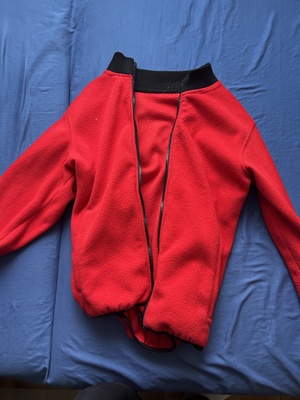 Elbląg Sprzedam używane bluzy w dobrym stanie:
Czerwona bluza - Rozmiar: 164 - cena 10zł
Czarna bluza - Rozmiar: 152 -