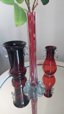 Elbląg Trzy piękne szklane wazony w kolorze rubinowym za 260 zł.
Kubeczki zimowe
Świecznik
Talerzyki azurowe. Slonik