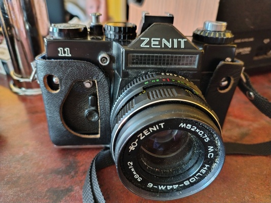 Elbląg na sprzedaż aparaty fotograficzne marki zenit oraz śnieżna stan jak widać na zdjęciach mechanicznie sprawne