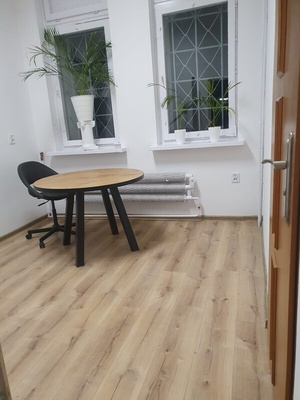 Elbląg Sprzedam okrągły stół nie rozkładamy na żeliwnych czarnych nogach, blat drewniany dąb, wys 70 cm, szer blatu