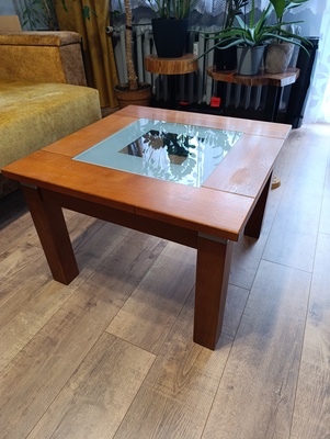 Elbląg Witam, 
sprzedam solidny, drewniany stolik o wymiarach 70x70x47cm, z drewna i z wyjmowaną szybą w środku.