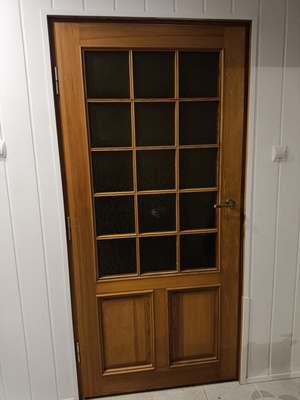 Elbląg Sprzedam drzwi drewniane wewnętrzne z przeszkleniami z klamką. Drzwi w bardzo dobrym stanie. Posiadam parę