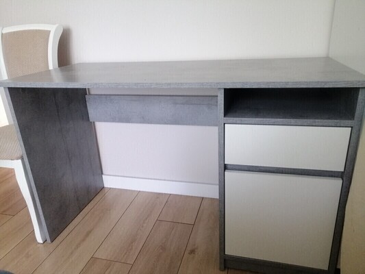 Elbląg Biurko koloru szarego&nbsp; z białymi frontami