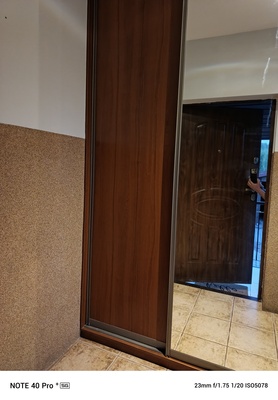 Elbląg Sprzedam : 1.Szafę przesuwną z lustrem (zabudowa) szer. 140 cm gł. 70 cm. wys. 257 cm. , (pierwsza część: na
