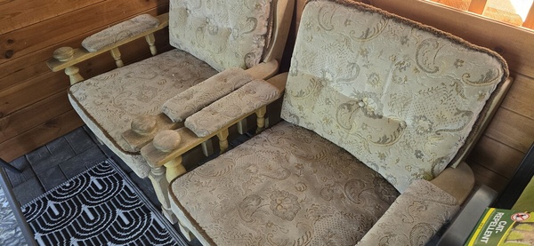 Elbląg Wygodne fotele ogrodowe z miękkimi poduszkami w stylu vintage. Meble są używane, ale w dobrym stanie. 
Odbior