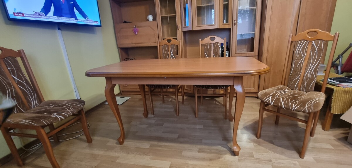 Elbląg Stół drewniany i 4 krzesła. Wymiary stołu to 80x150cm (200cm po rozłożeniu). Komplet 4 letni w stanie idealnym,