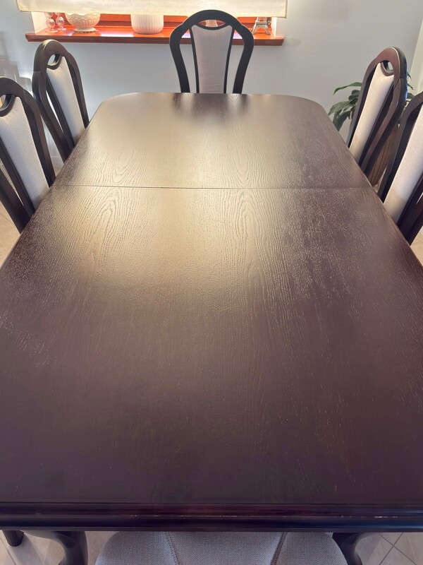 Elbląg Sprzedam stół w komplecie z 8 krzesłami dębowy zadbany; w bardzo dobrym stanie; stół z możliwością rozłożenia z