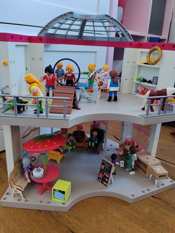 Elbląg Sprzedam duży zestaw klocków Playmobil. Bazą jest dom handlowy + dużo różnych dodatków i figurek. Stan bdb.