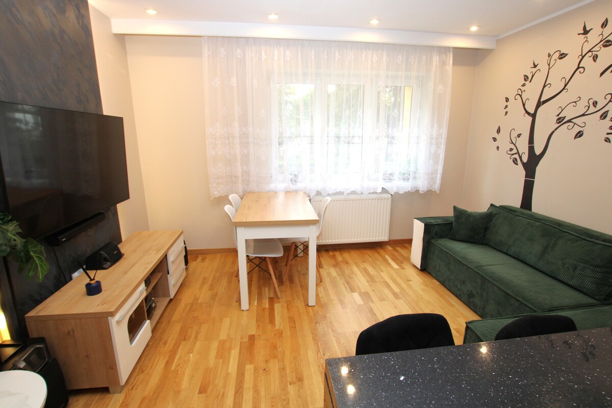 Elbląg NIERUCHOMOŚCI ANNA KRASZEWSKA Trzypokojowe mieszkanie po remoncie na parterze *media miejskie