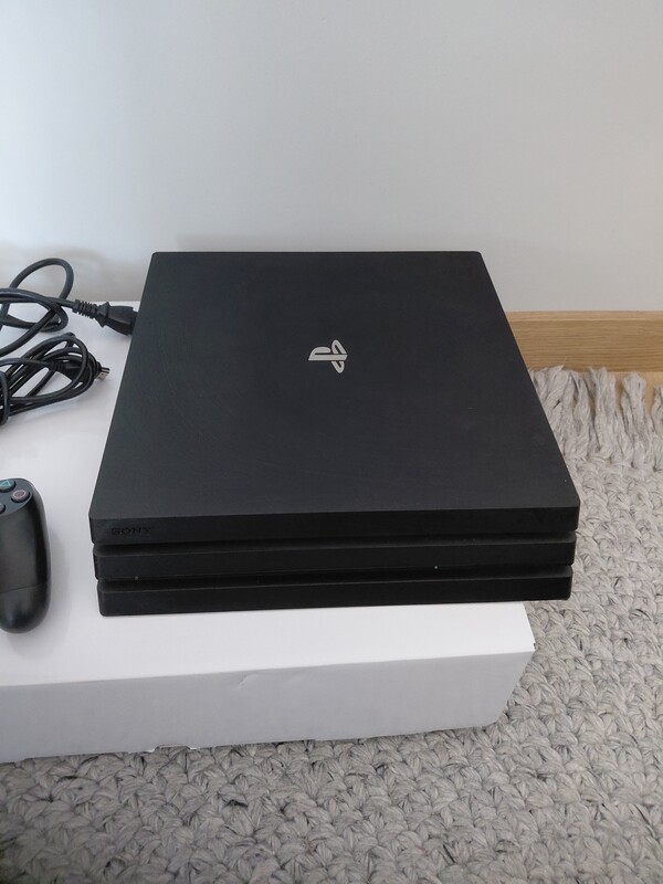 Elbląg Sprzedam konsolę PS 4 Pro 1 TB stan jak na załączonych zdjęciach