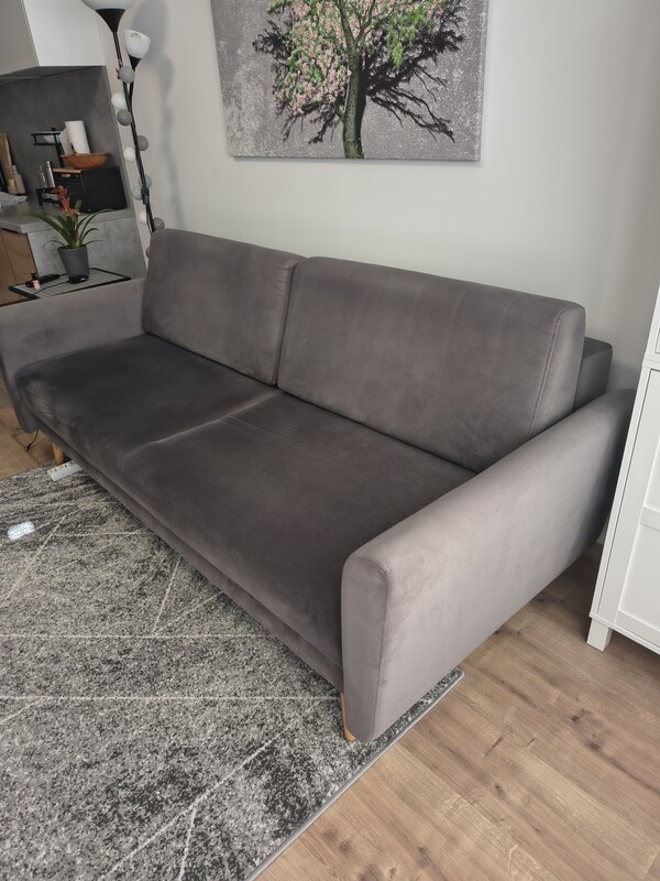Elbląg Wygodna sofa w bardzo dobrym stanie. Idealna do salonu lub pokoju gościnnego. Szara.
Nie posiada żadnych dziur