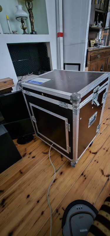 Elbląg Walizka skrzynia uchwyt koła sprzęt estradowy
54x61x70 cm.