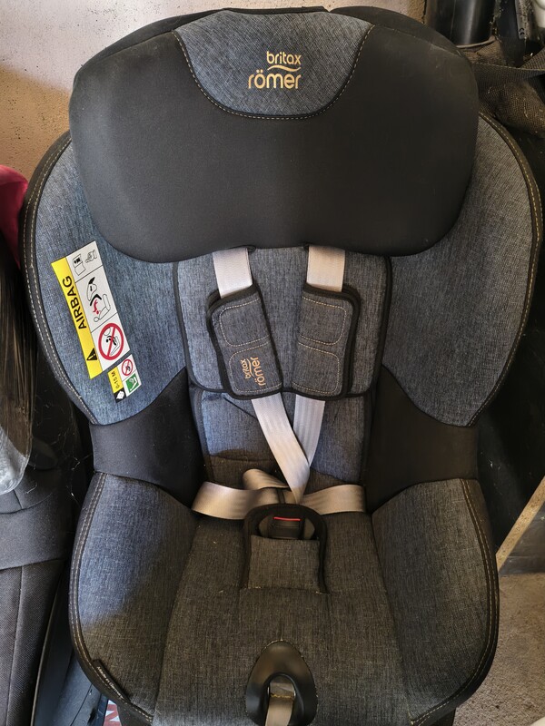 Elbląg Sprzedam dwa foteliki samochodowe Britax romer dualfix M i-size, fotelik jest dostosowany dla dziecka od