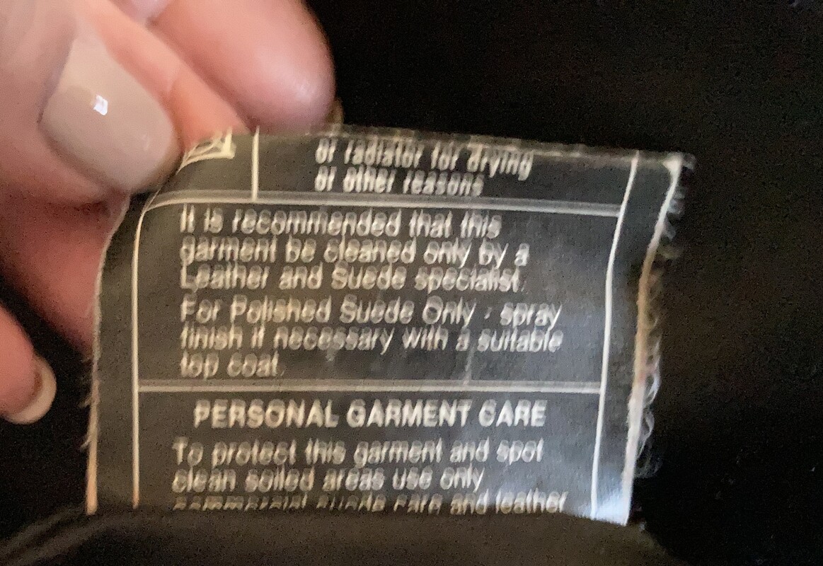 Elbląg Kurtka damska wiosna/jesień, czerwony zamsz, rozm.44-46,na 3 guziki, kapturem, z kieszeniami.