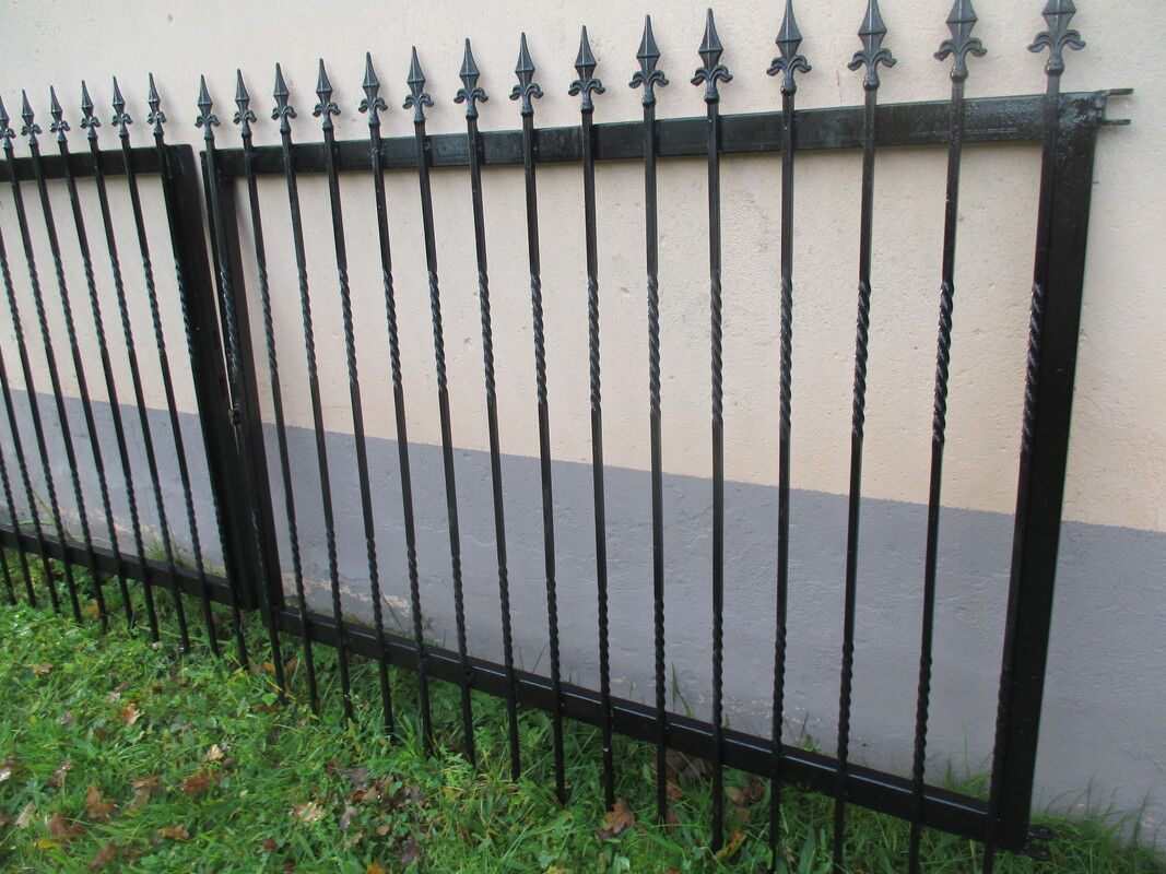 Elbląg Brama dwuskrzydłowa o szer.3 m i wysokości 1,30 m. Wykonana z tralek metalowych o przekroju 12mm x 12 mm. Cena