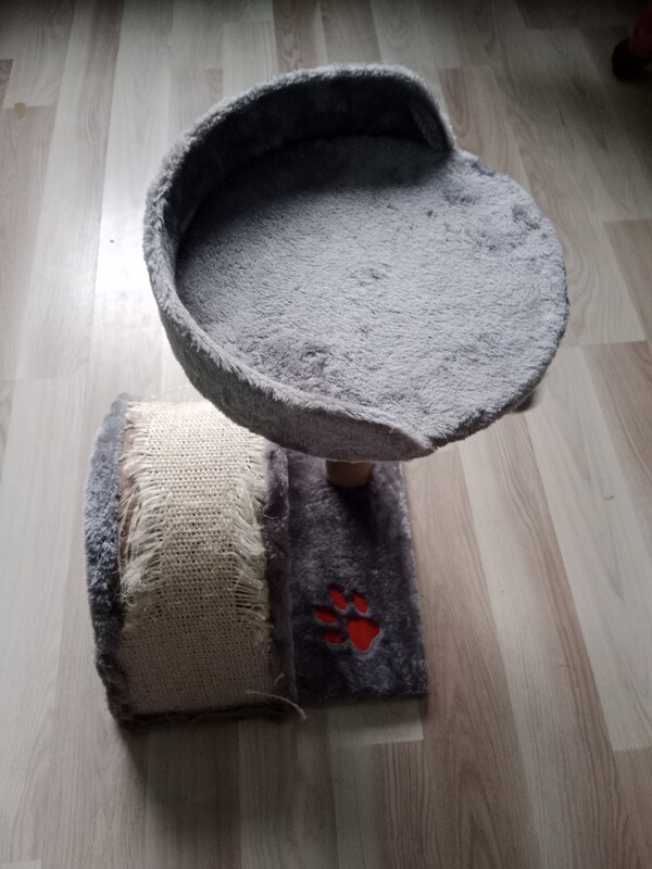 Elbląg Sprzedam drapak dla kota.
Wysokość 38 cm, średnica okręgu 30 cm, podstawa 33 cm x 33 cm. Stan widoczny na