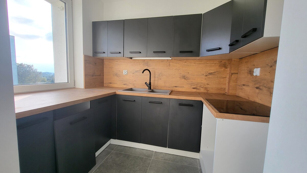 Elbląg KWADRAT NIERUCHOMOŚCI1 pokój, 33 m2V piętrowindabalkonpo generalnym remonciemedia z miasta