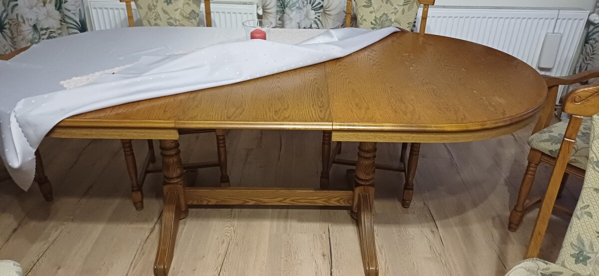 Elbląg Sprzedam stół dębowy i 6 krzeseł.
Stół złożony ma dlugość 160 cm, a po rozłożeniu 205 cm.
Szerokość stołu 100