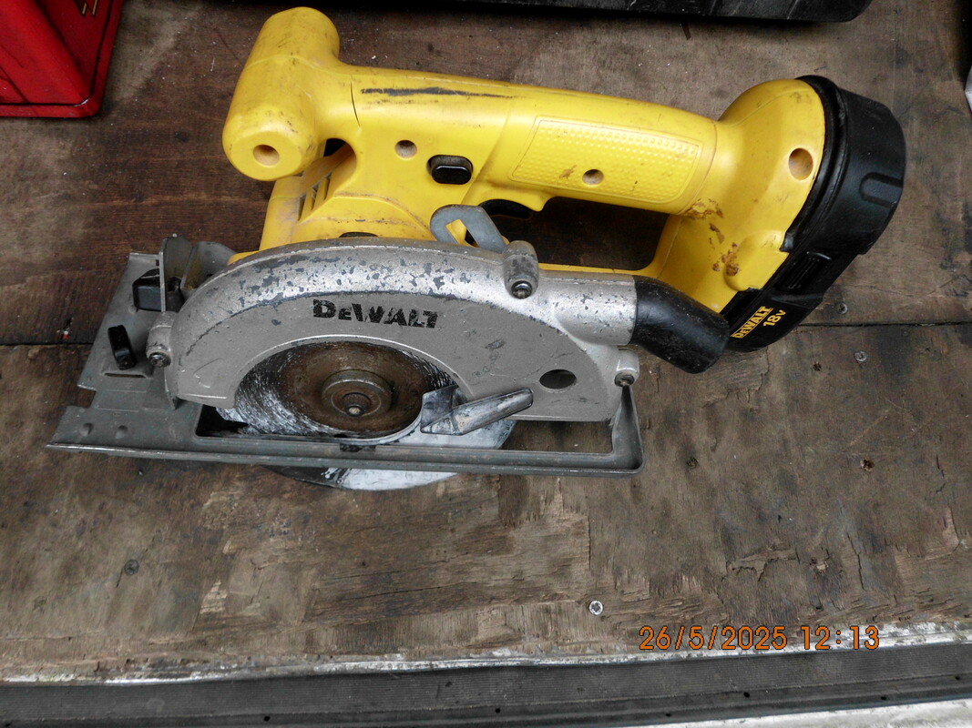 Elbląg DeWalt DW936 piła tarczowa DEWALT DW 936 piłatarczowa sprawna, bateria do regeneracji Do piły można dokupić